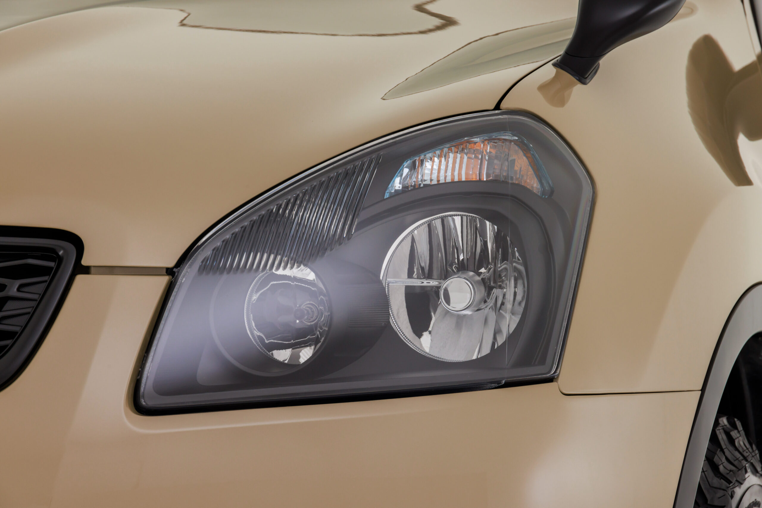 日産 デュアリス2.0 20G FOUR アーバンブラックレザーII 4WD AMJオリジナル ネオクラシックスタイル  （サハラストーンメタリックII） - AUTO MOTIVE JAPAN